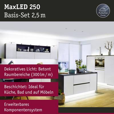 Ensemble de base MaxLED 250 de 2,5 m, bande lumineuse LED dans l'espace de vie, qui met en valeur les zones au-dessus de la cuisine. Promu comme un éclairage décoratif (300 lm/m), extensible.