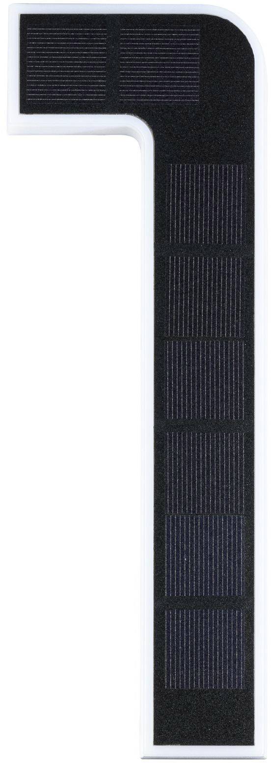 Un panneau blanc portant le chiffre '1', conçu à partir de panneaux solaires noirs.