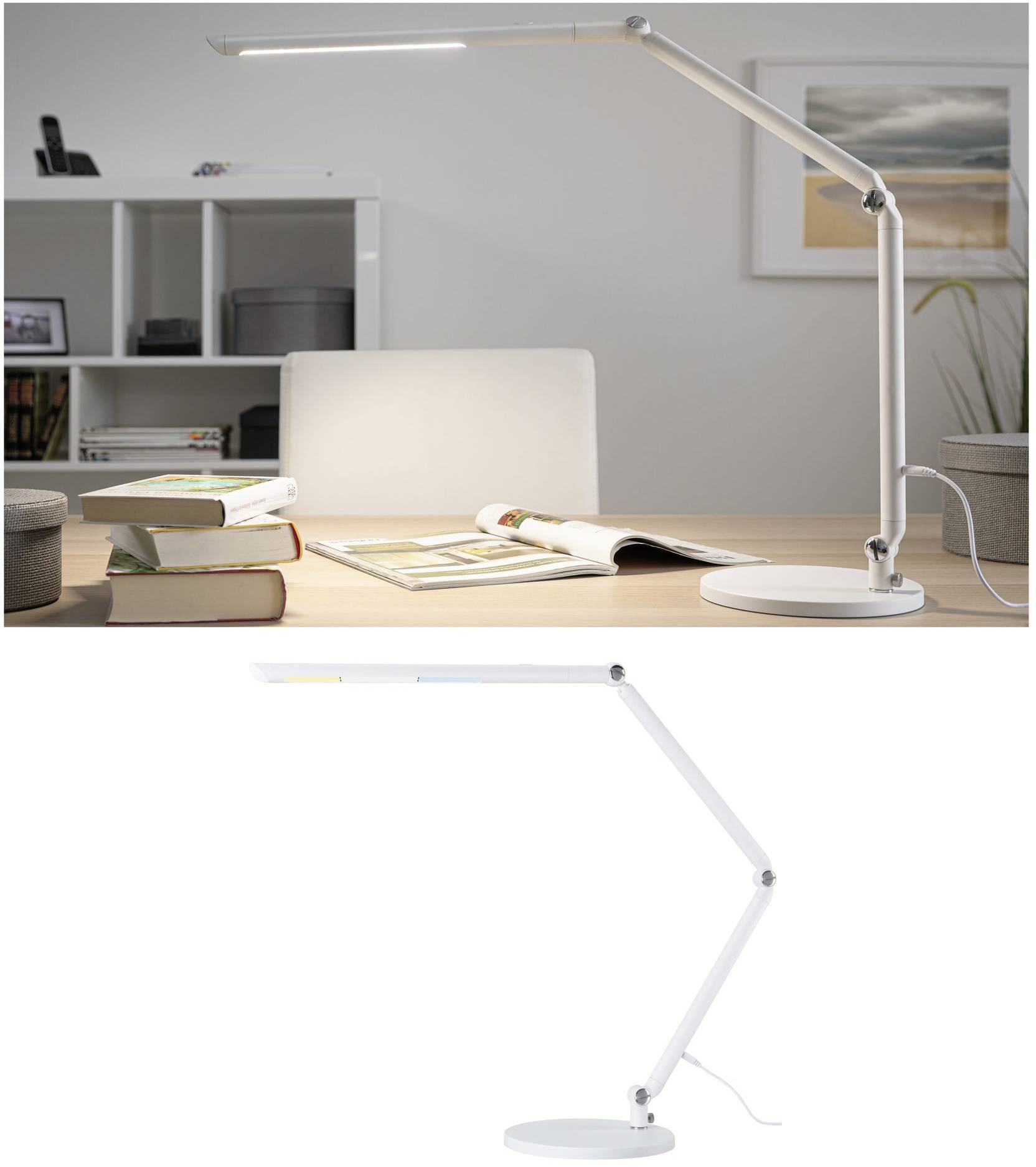 Une lampe de bureau blanche à bras ajustable est posée sur une table, entourée de livres. Un étagère est visible en arrière-plan.