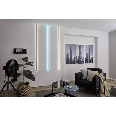 Salon avec décoration moderne : éclairage mural à bandes LED bleues et blanches, plantes, table et canapé, œuvre d'art représentant un paysage urbain sur le mur.