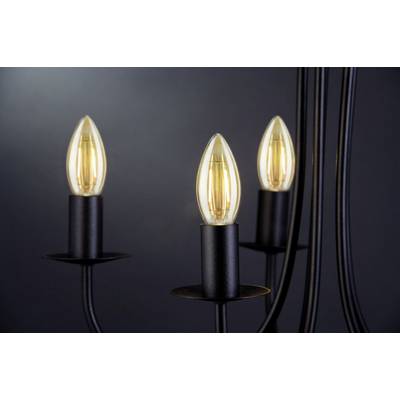 Trois lampes à bougie dans un support noir s'illuminent chaleureusement sur un fond sombre. Design moderne et minimaliste.