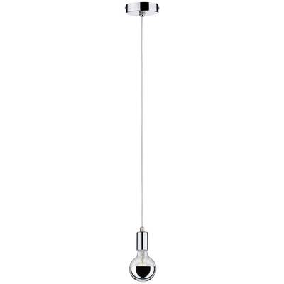 Une lampe suspendue moderne avec un support chromé et une ampoule transparente. Elle est suspendue à un câble long et fin.