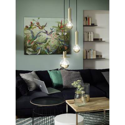 Un salon douillet avec un canapé noir, un ordinateur portable posé sur une table ronde et une peinture colorée d'oiseau accrochée au mur.