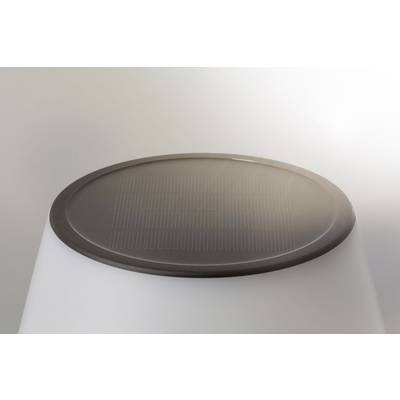 Un module solaire rond sur une lampe blanche au design minimaliste, éclairé par la lumière naturelle.