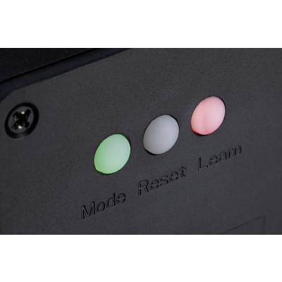 Trois boutons sur un appareil : 'Mode' (vert), 'Reset' (blanc), 'Learn' (rouge). Ils sont disposés sur une surface noire.