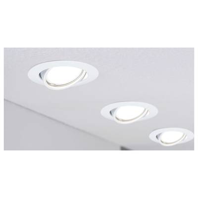 Trois spots encastrés blancs et ronds, répartis uniformément au plafond, brillent intensément. Design moderne et épuré.