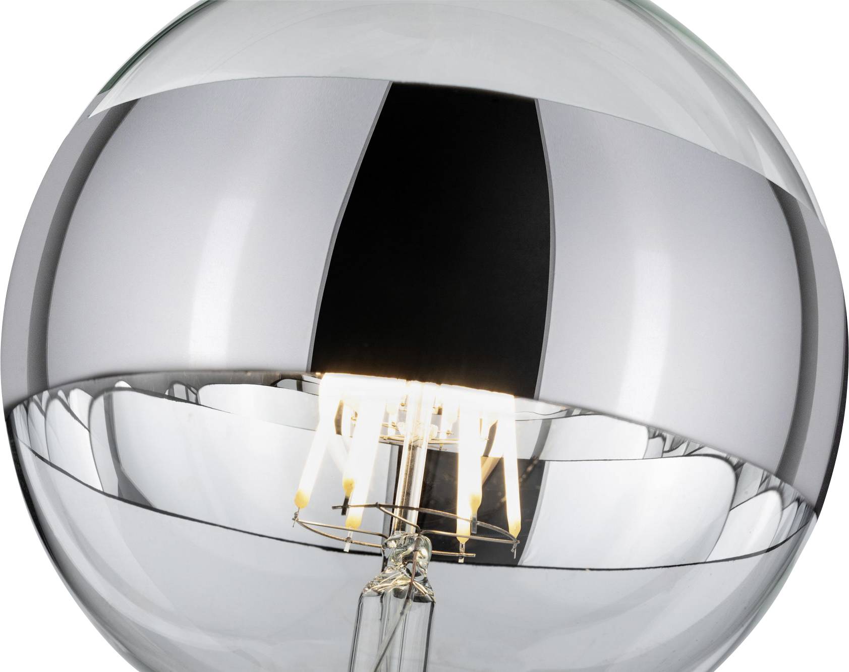 Gros plan d'une ampoule illuminée, entourée d'un abat-jour sphérique partiellement réfléchissant qui diffracte la lumière.