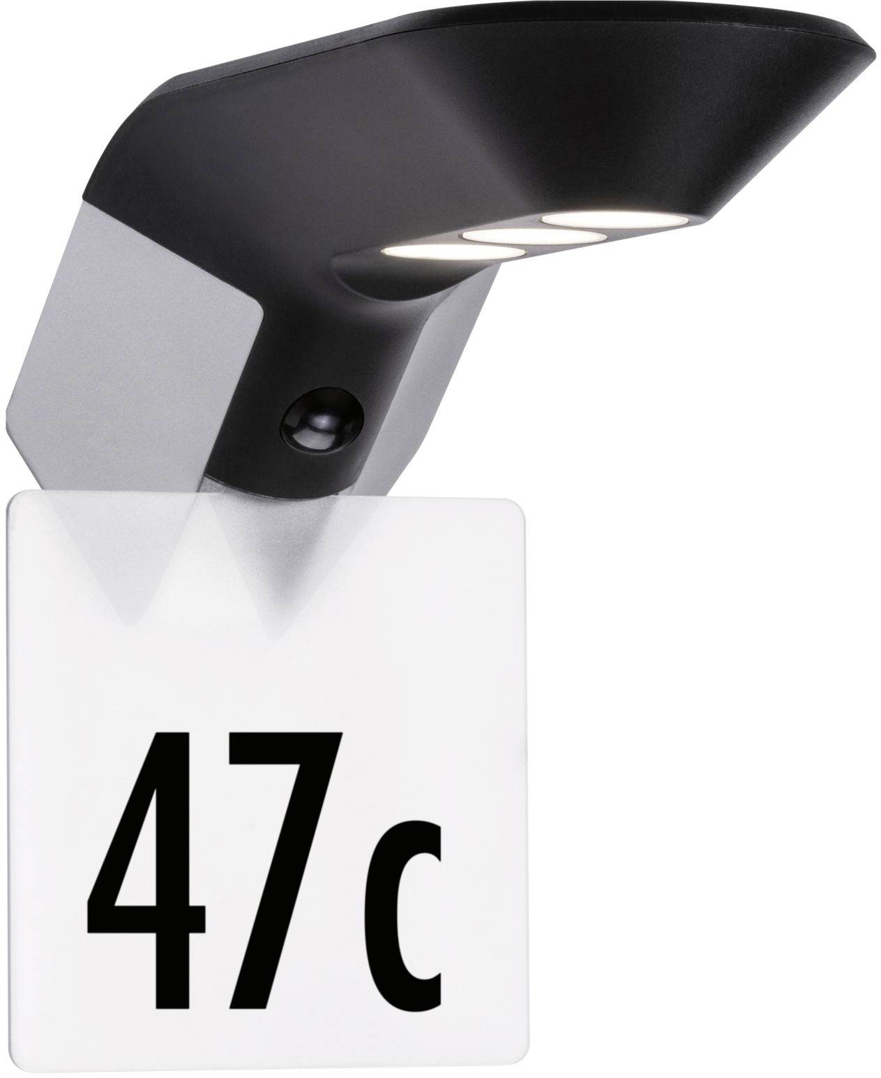 Lampe extérieure avec détecteur de mouvement installée au-dessus du numéro de maison '47c', éclairant le numéro dans l'obscurité.