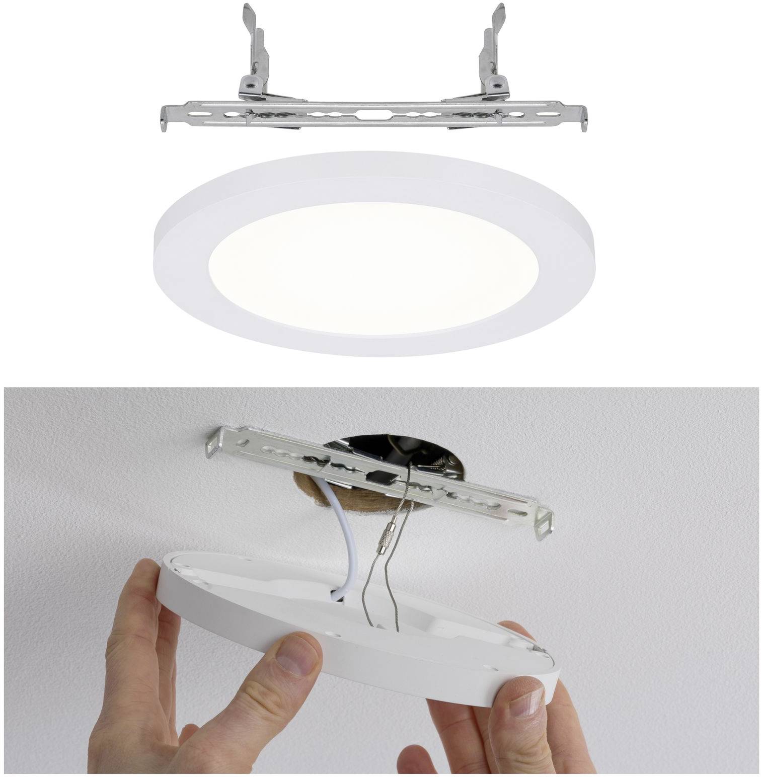 Installation d'un luminaire LED rond au plafond. En haut : Cadre métallique. En bas : Mains tenant le luminaire, câbles visibles.