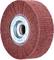 Meule cylindrique avec matériau abrasif rouge-brun, noyau métallique et étiquette de produit, adaptée pour le traitement de surface.