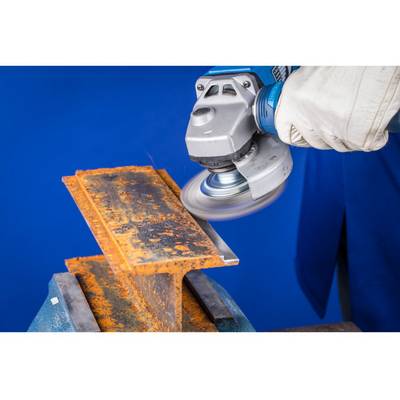 Une personne affûte une plaque d'acier rouillée à l'aide d'une meuleuse d'angle. La plaque est fixée dans un étau.