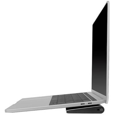 Un ordinateur portable vu de côté, ouvert sur un support noir qui surélève légèrement le clavier ; deux ports USB sont visibles.
