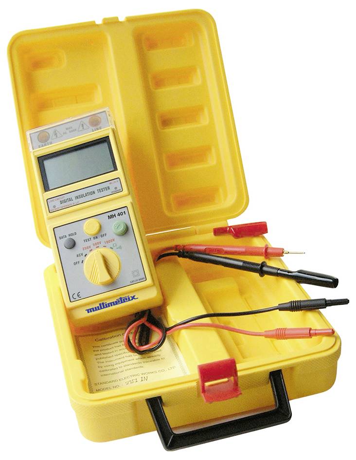 Un testeur d'isolement numérique dans un boîtier en plastique jaune ouvert, avec des pointes de test et un manuel d'instructions. Adapté pour les électriciens.