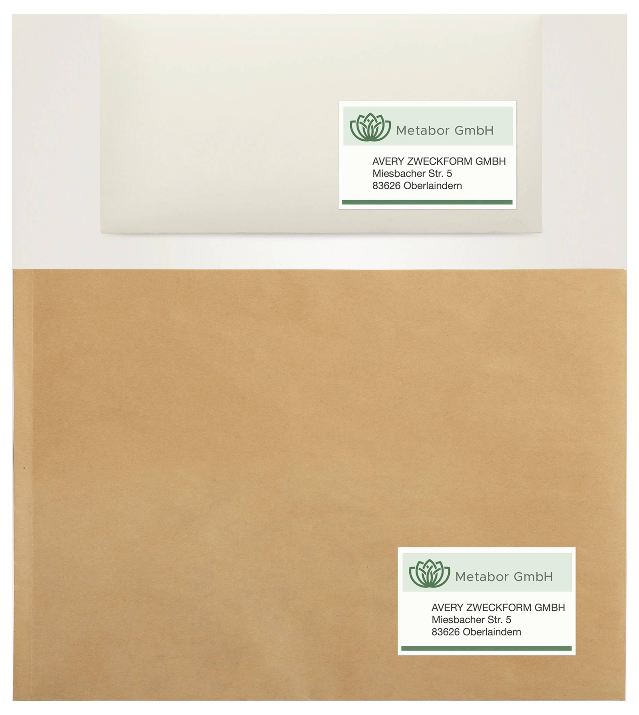 Deux enveloppes avec étiquettes d'adresse de Metabor GmbH et Avery Zweckform GmbH, enveloppe claire en haut, enveloppe marron en bas.