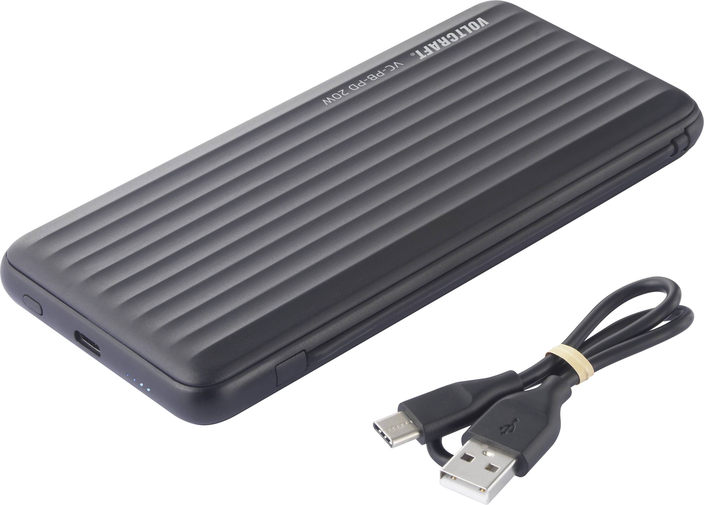 Une batterie externe noire, texturée, avec un port USB-C et un câble USB-C vers USB-A fourni.