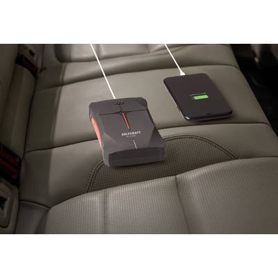 Une batterie externe charge un smartphone sur un siège de voiture.