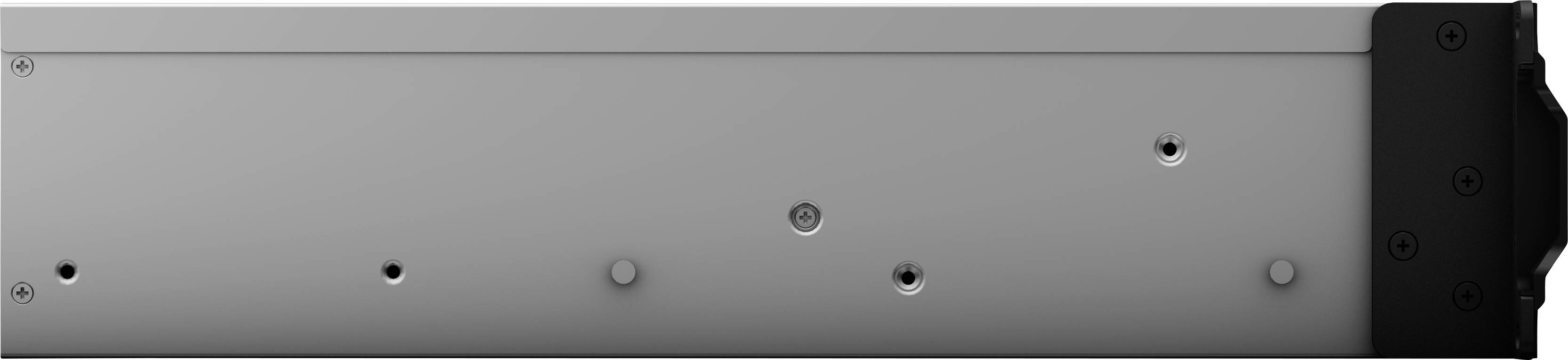 Une pièce métallique rectangulaire percée de plusieurs trous, présentant un bord noir sur le côté droit, probablement un composant technique.