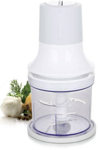Un hachoir électrique blanc avec un récipient transparent, présenté à côté d'une gousse d'ail, d'un oignon et de persil.