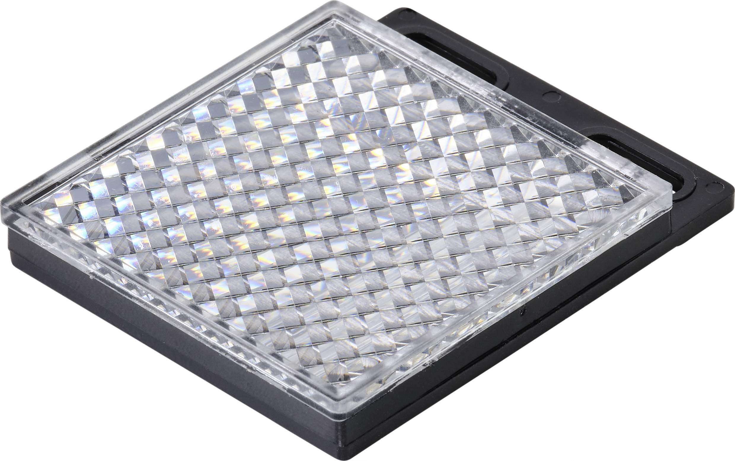 Un prisme carré, transparent, à surface cannelée, posé sur un socle noir, utilisé pour la dispersion lumineuse.