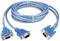 Un câble de moniteur VGA bleu avec deux fiches à 15 broches.