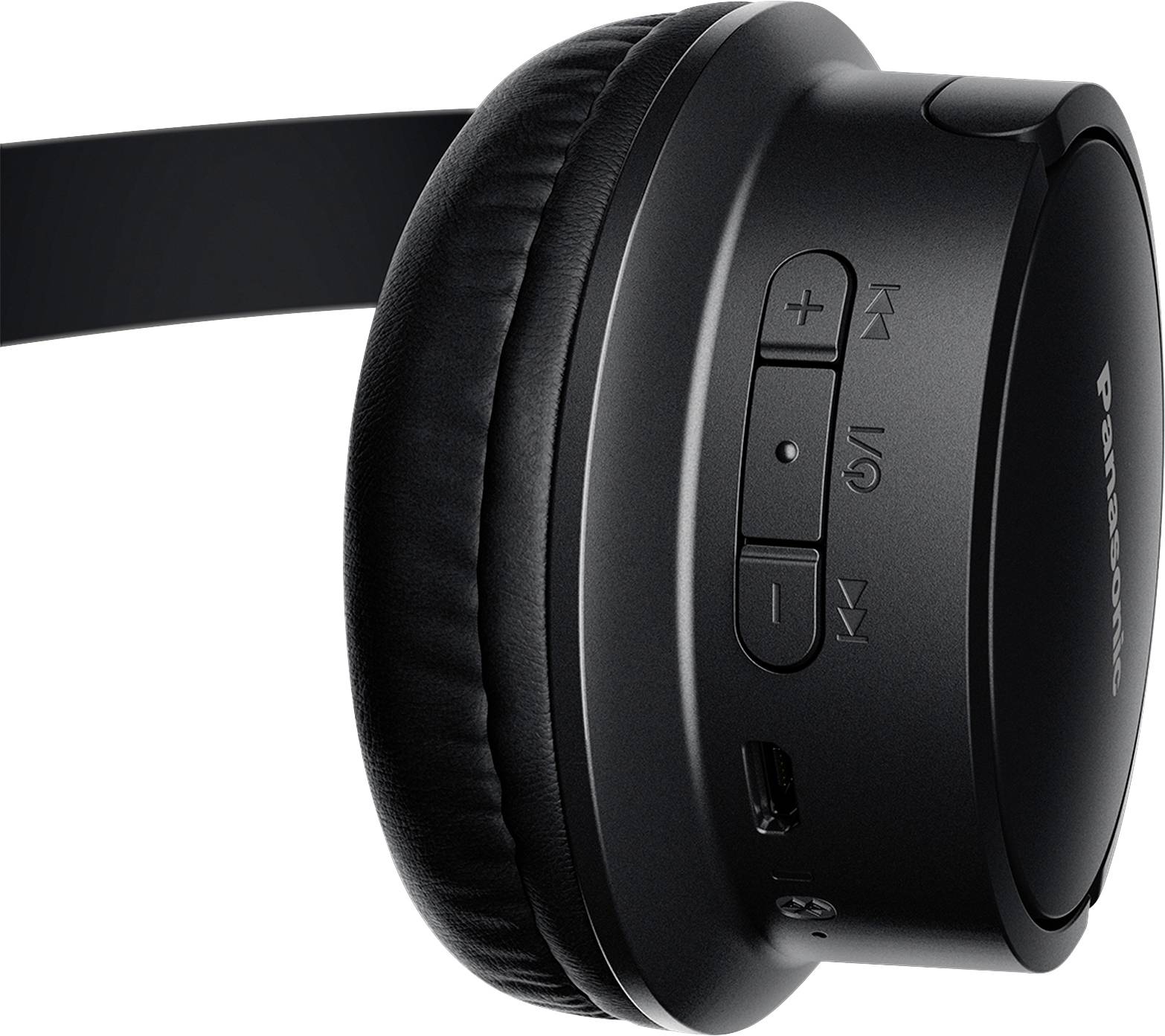 Un casque noir sans fil avec des boutons de volume, de lecture et un port de chargement USB, vu de côté.