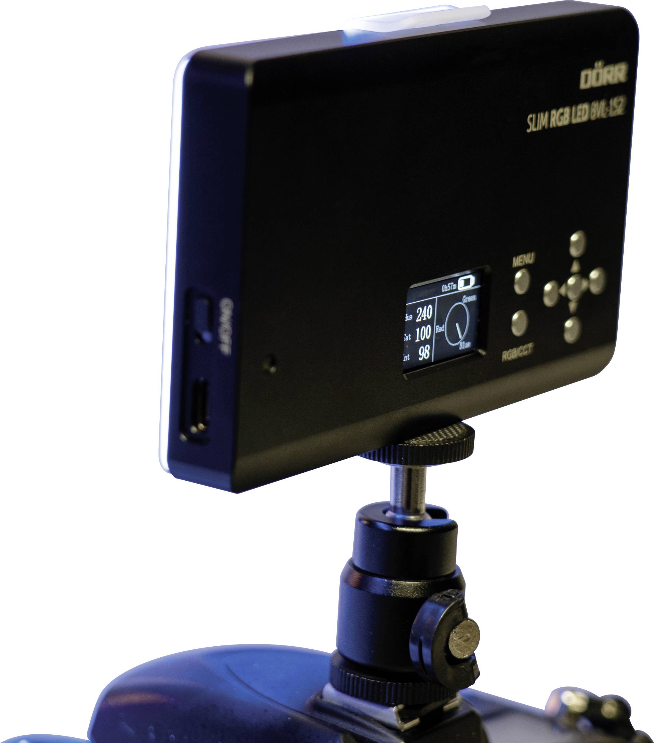 Un projecteur LED compact noir avec un écran et des touches de commande sur un trépied réglable, affichant les valeurs : 240, 100, 98.