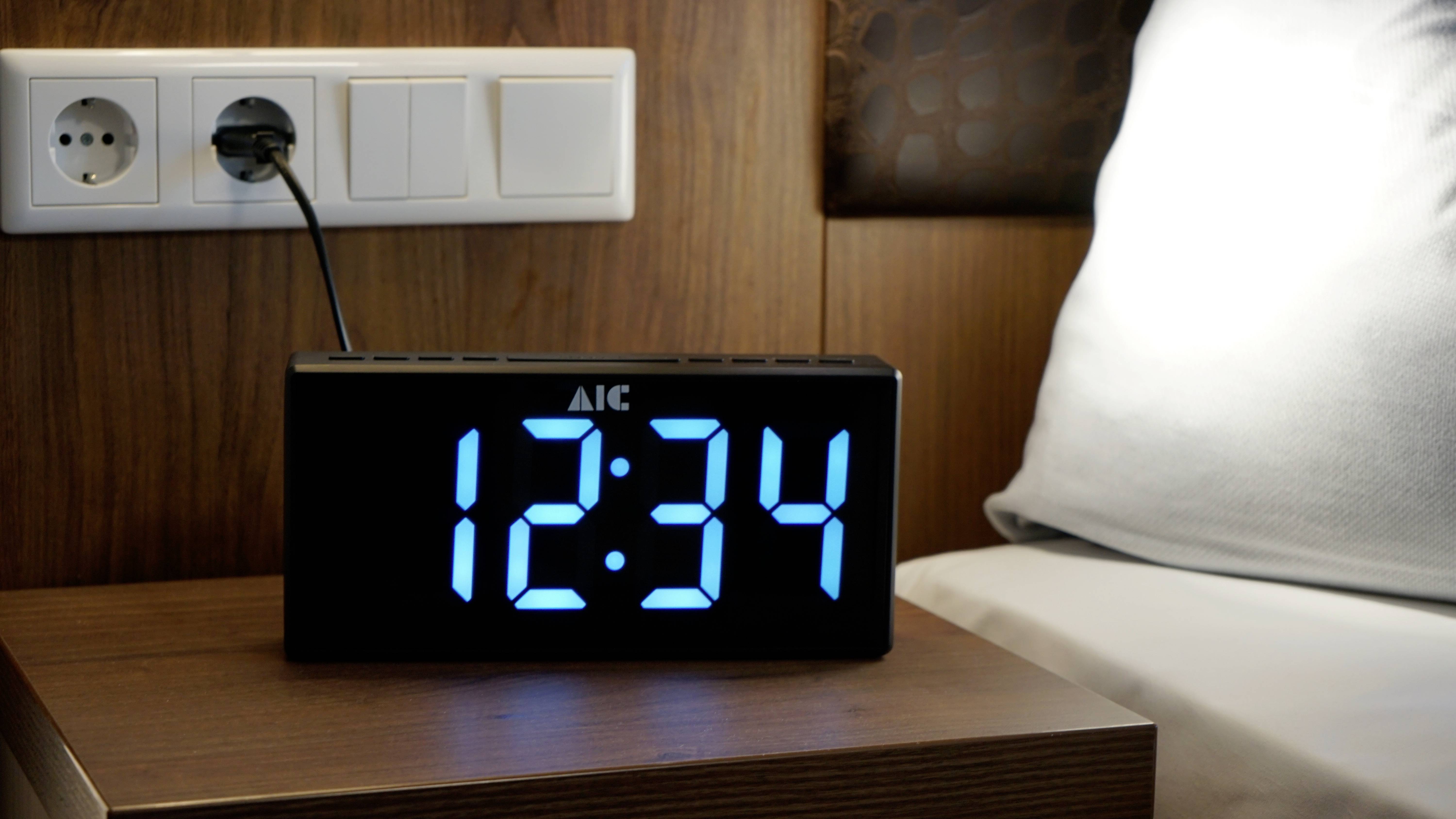 AIC 48XXL Radio-réveil FM   fonction réveil noir-1