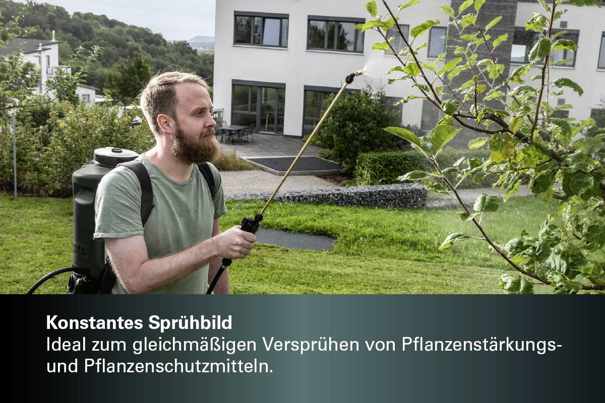 Un homme pulvérise une plante dans un jardin avec un appareil portatif. Texte : 'Jet constant - Idéal pour une pulvérisation homogène des produits de renforcement des plantes'.