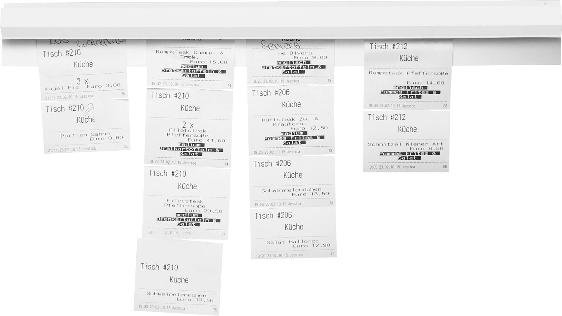 Plusieurs bons de commande sont accrochés à une barre métallique, numérotés de la table 206 à la table 212. Chaque bon liste les plats commandés pour la cuisine.