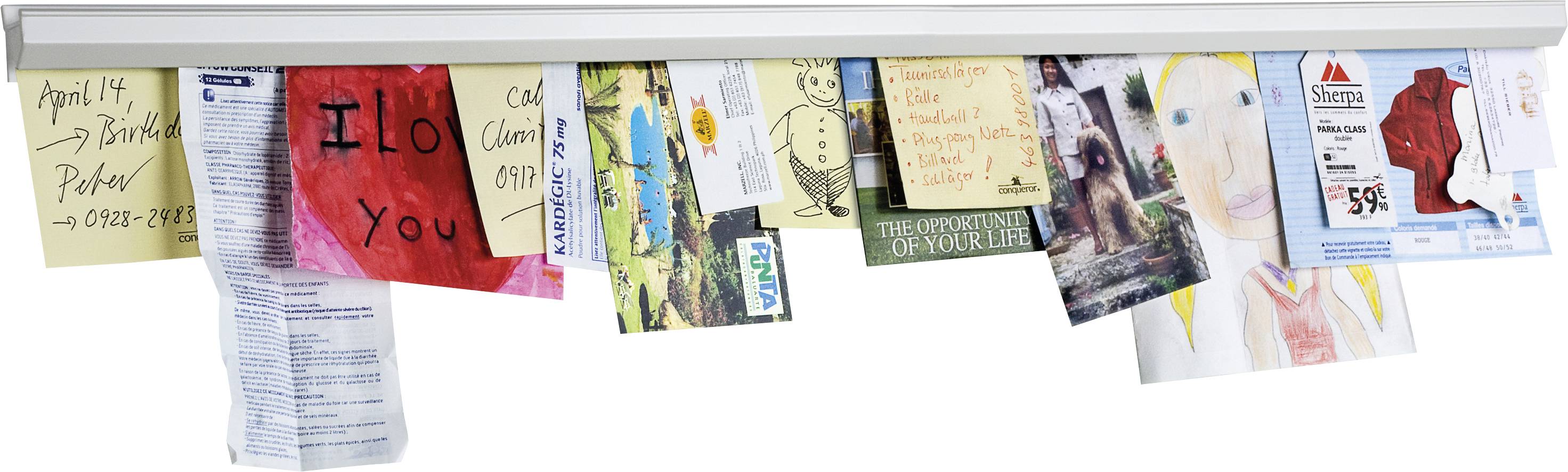 Une étagère maintient plusieurs cartes colorées, des notes et des morceaux de papier, dont un dessin d'enfant portant l'inscription « Je t'aime » et un calendrier d'anniversaires.