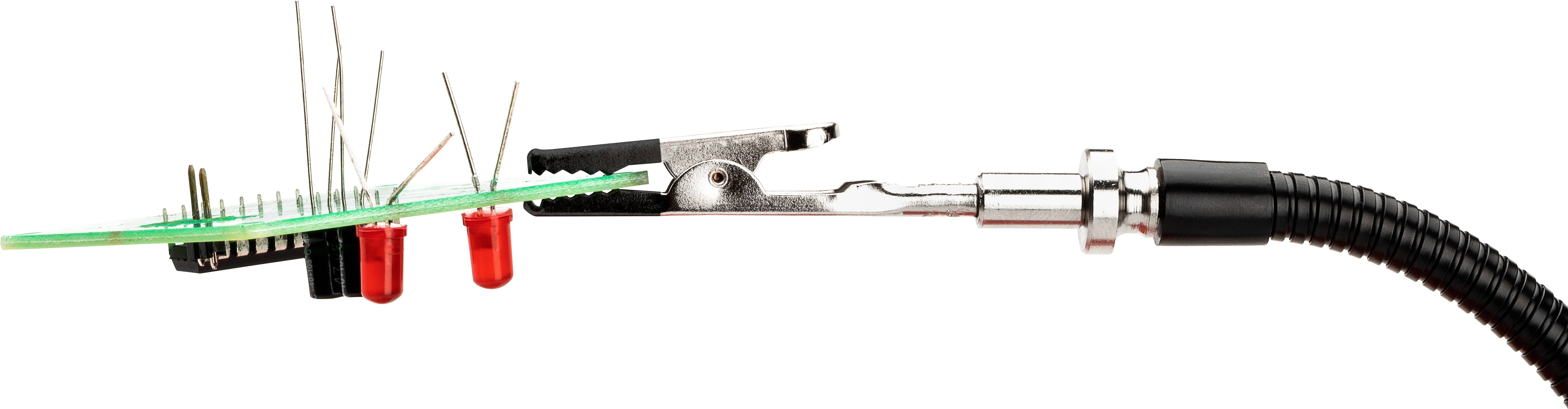 Support de soudure avec bras flexible maintenant une carte de circuit imprimé avec des composants installés, comprenant des résistances et des diodes électroluminescentes, pour des travaux électroniques.