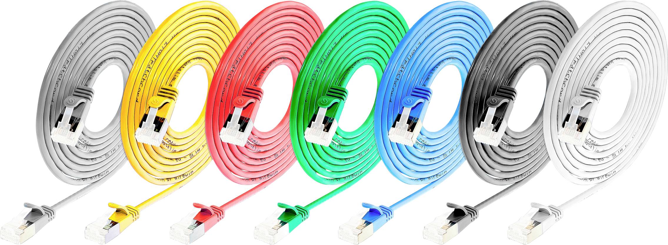 Sept câbles Ethernet de différentes couleurs (jaune, orange, rouge, vert, bleu, gris, noir) alignés les uns à côté des autres.