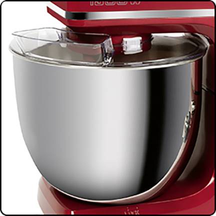Machine de cuisine rouge avec un bol mélangeur en métal argenté et un couvercle anti-projection transparent, adaptée pour mélanger et pétrir la pâte.