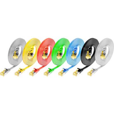 Sept câbles Ethernet de différentes couleurs (gris, jaune, rouge, vert, bleu, noir) côte à côte sur un fond blanc.