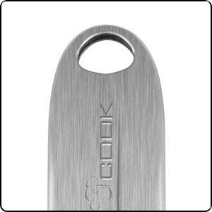 Porte-clés en métal avec l'inscription 'COOK' et un petit symbole de toque de chef en dessous.