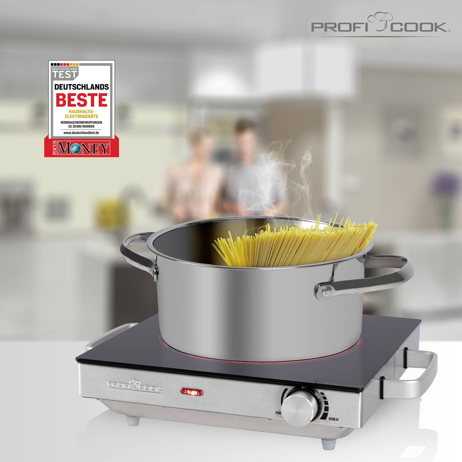 Une casserole d'eau bouillante et de spaghetti sur une plaque de cuisson électrique dans une cuisine. À gauche de l'image, un prix : 'Les Meilleurs d'Allemagne'.