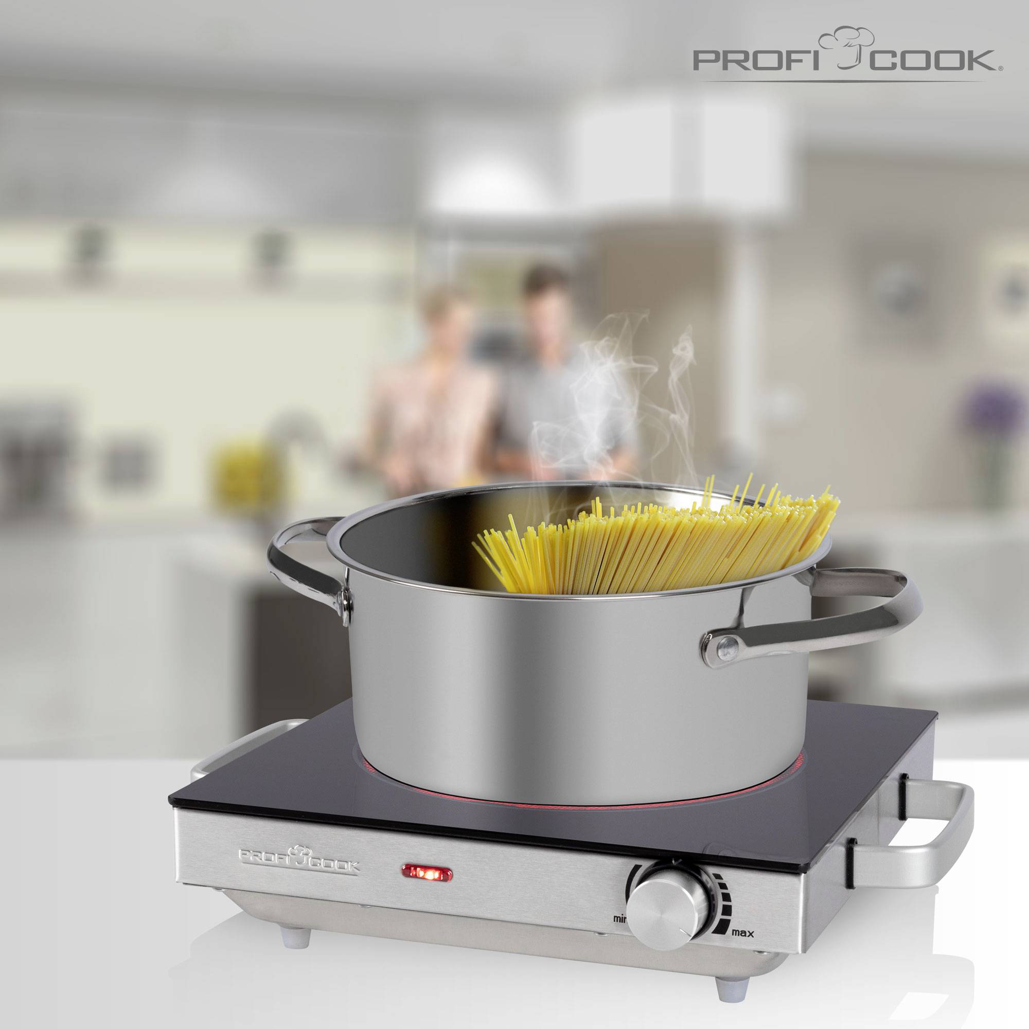 Un pot de spaghettis bouillants est posé sur une plaque de cuisson électrique dans une cuisine moderne au fond flou.