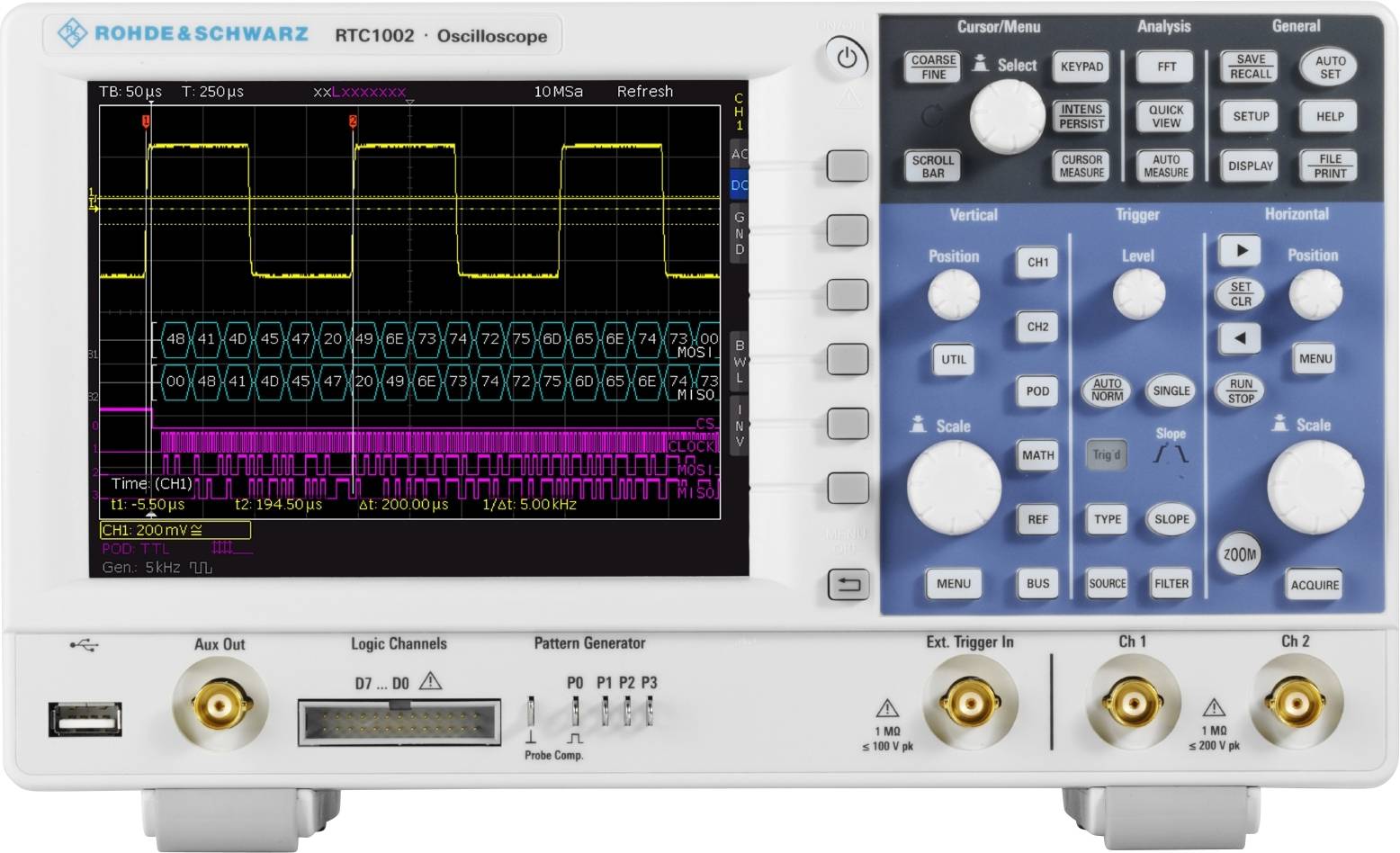 Oscilloscope avec des représentations graphiques de signaux sur l'écran. Différents éléments de commande et connexions visibles en bas.