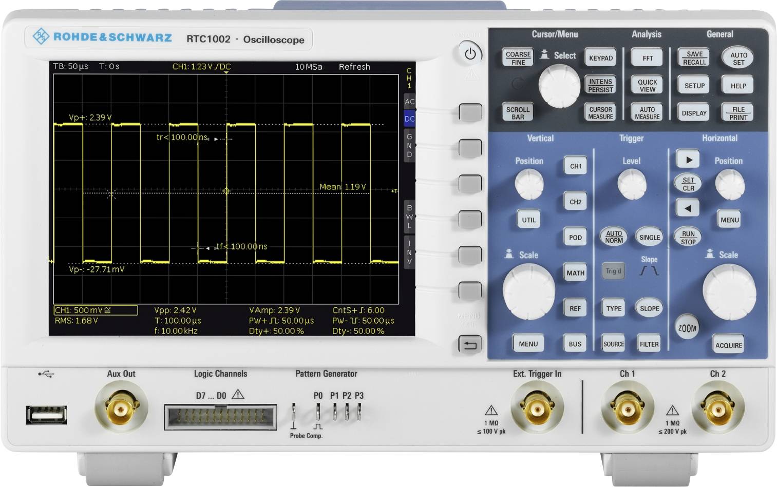 Vue frontale d'un oscilloscope avec l'affichage de plusieurs courbes sur l'écran, commandes et connexions sur le côté droit.