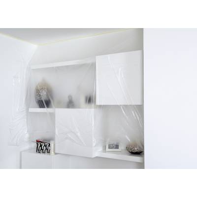 Étagères murales blanches et armoires partiellement recouvertes de film plastique, objets de décoration visibles.
