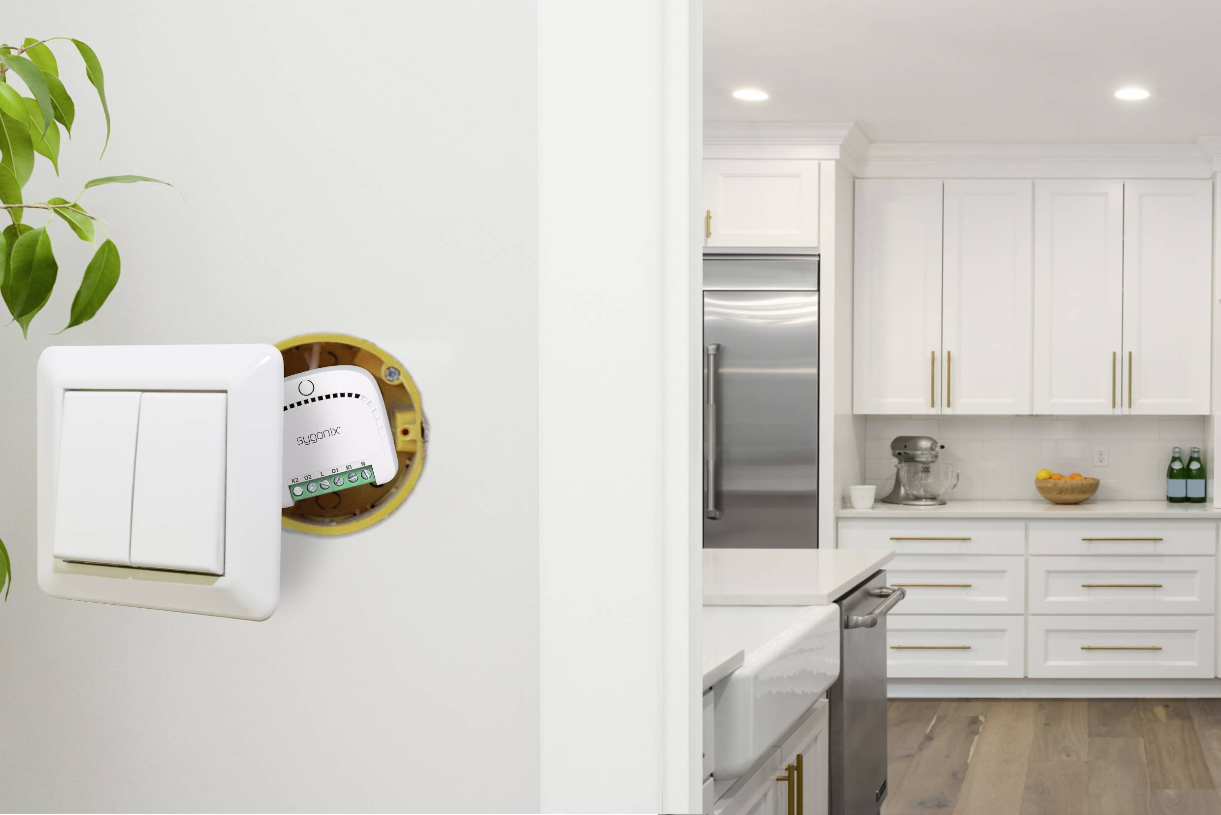 Interrupteur lumineux avec vue sur une cuisine moderne ; l'interrupteur est ouvert pour montrer un module domotique.