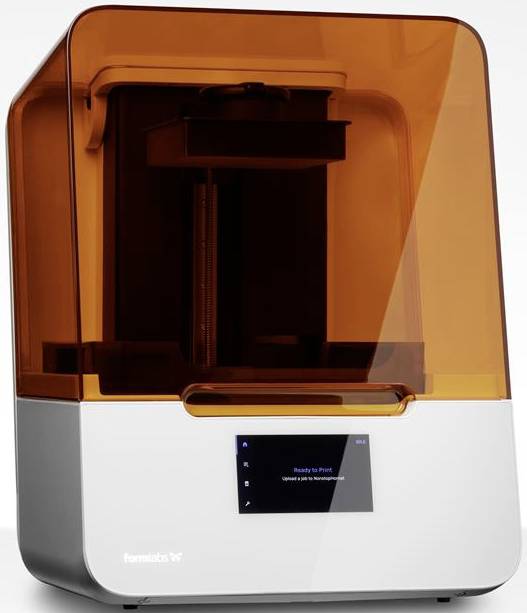 Un imprimante 3D moderne avec un couvercle orange et un écran numérique, prête à imprimer, est posée sur une surface blanche.