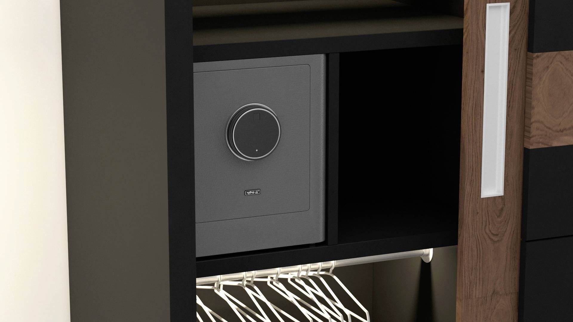 Un placard ouvert révèle un compartiment avec un coffre-fort et des cintres en dessous. Le coffre-fort est gris foncé et carré.