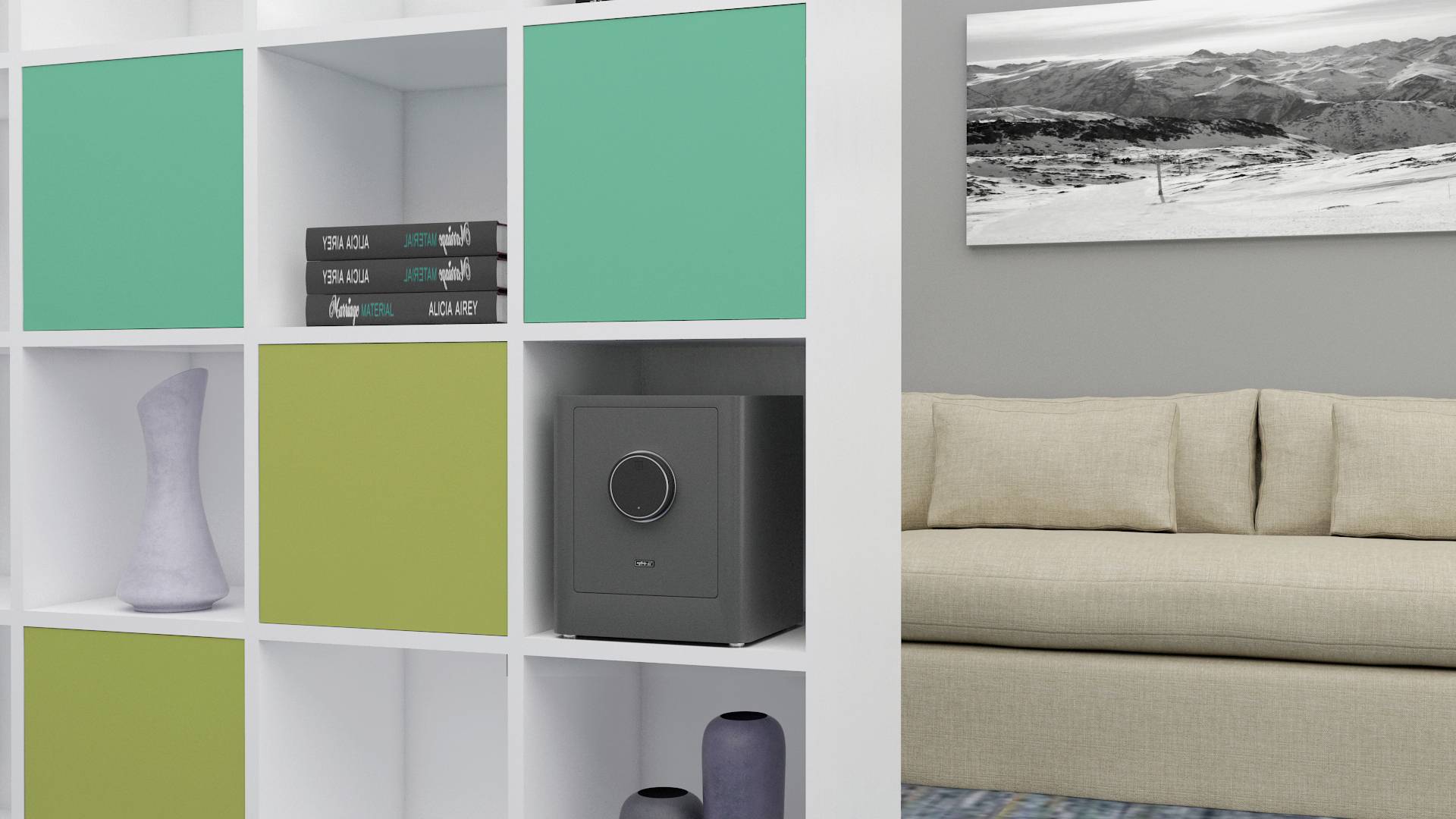 Un salon avec une étagère blanche contenant divers articles de décoration. Un coffre-fort gris est visible. Un canapé se trouve à côté.