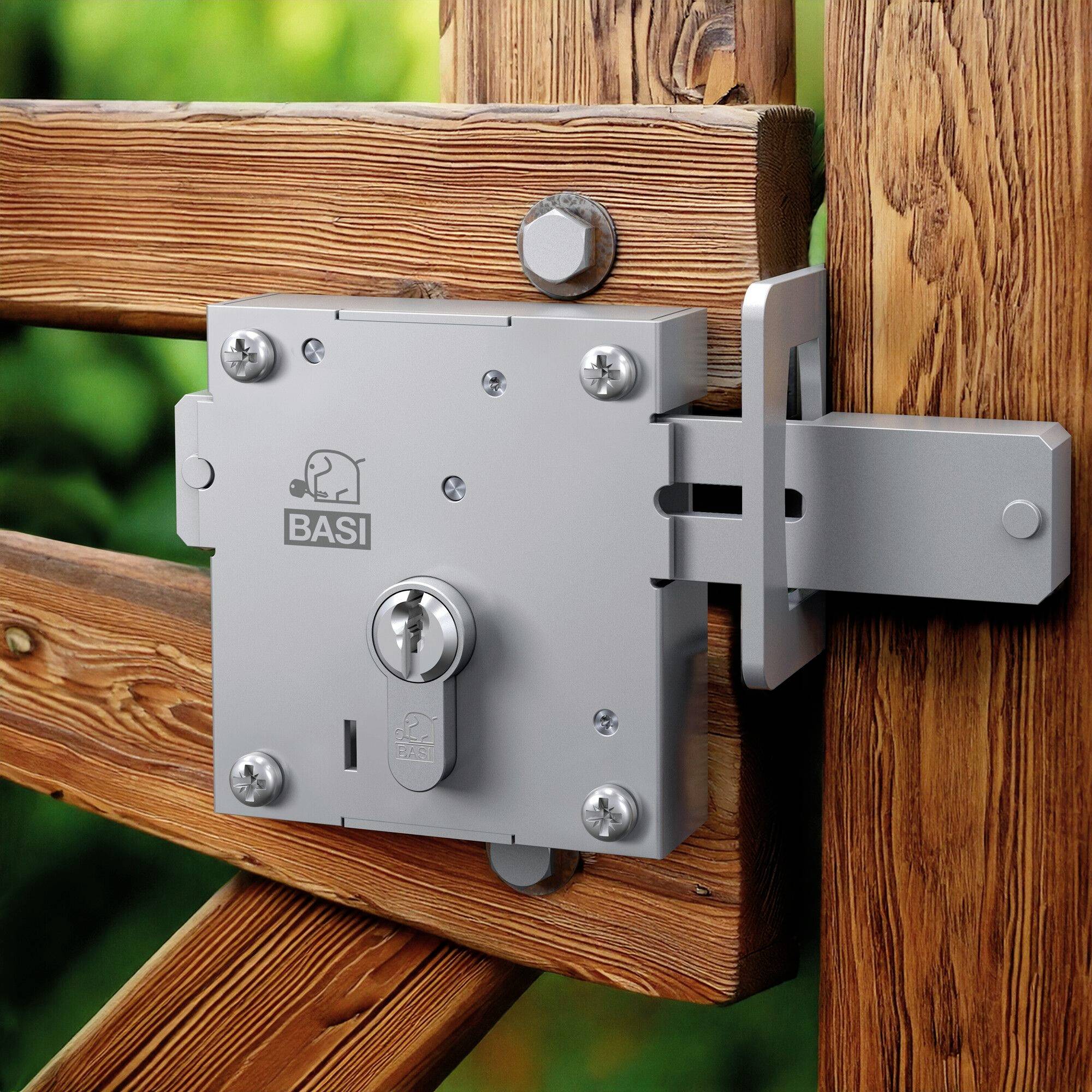 Gros plan sur un cadenas fixé à une clôture en bois, avec une nature verdoyante en arrière-plan. Un texte gravé sur le cadenas affiche le logo et le nom de la marque.