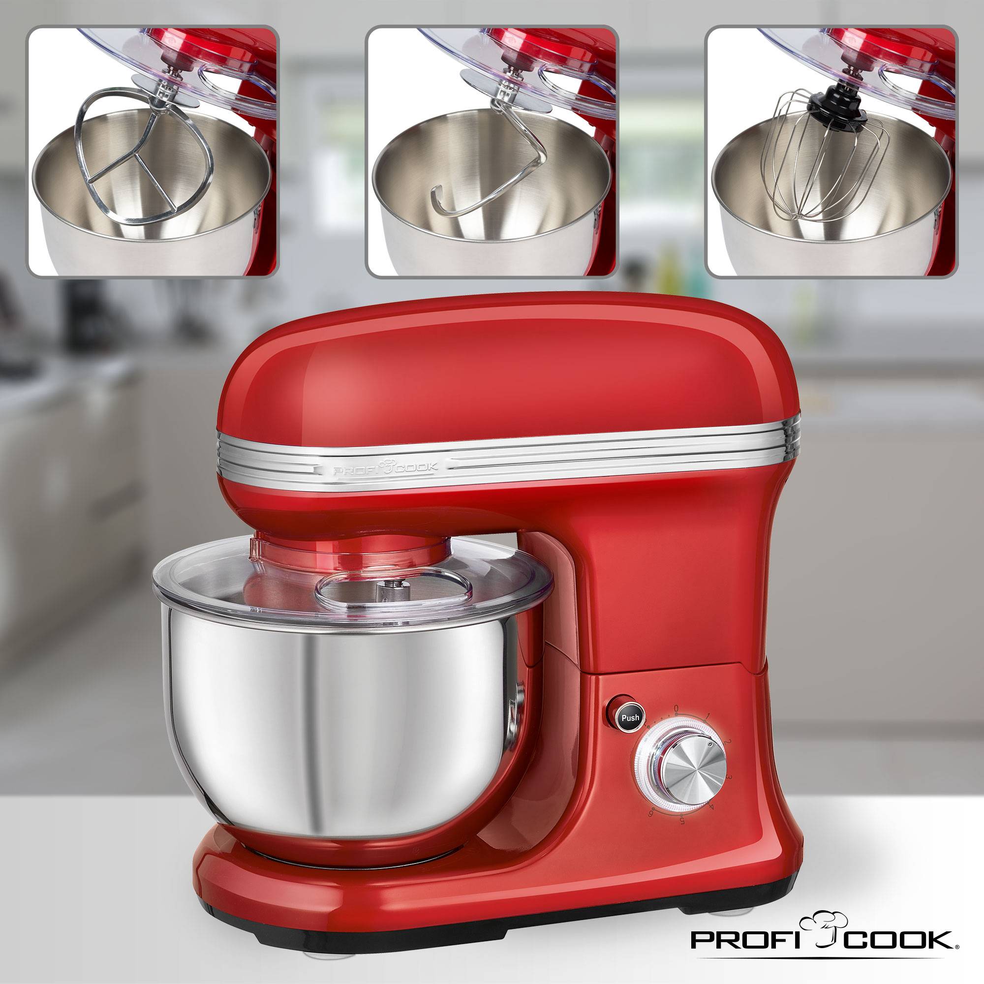 Une machine de cuisine rouge avec un bol mélangeur argenté et trois accessoires de mixage. Des éléments de cuisine flous en arrière-plan.