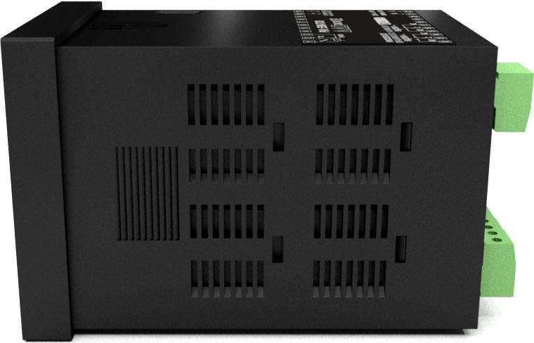 Appareil électronique noir avec des fentes de ventilation et des connexions vertes. Il est utilisé pour le contrôle ou la surveillance dans les systèmes électriques.