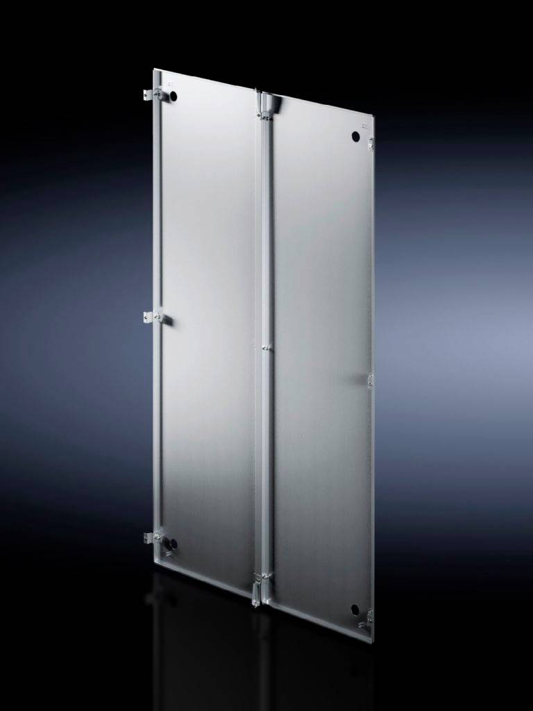 Panneau de porte métallique avec charnières et trous de fixation, représenté verticalement devant un arrière-plan sombre.