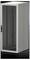 Un rack serveur gris avec une porte métallique perforée est installé sur un sol sombre. L'armoire présente un design simple et moderne.