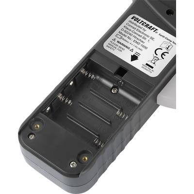 Un compartiment de batterie d'un appareil électronique, dont la plaque signalétique du fabricant affiche le numéro de modèle et les avertissements de sécurité.